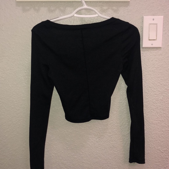 A really cute basic long sleeve top - Picture 4 of 4